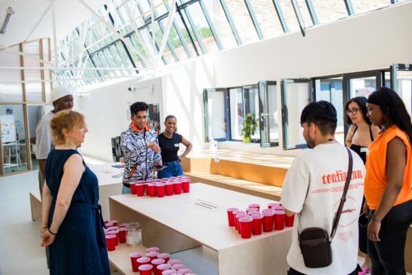 Journée de rencontres avec des professionnels du secteur de l'hôtellerie pour les futurs élèves de l'École des Cuistots Migrateurs. À Montreuil, le 26 juin 2024.