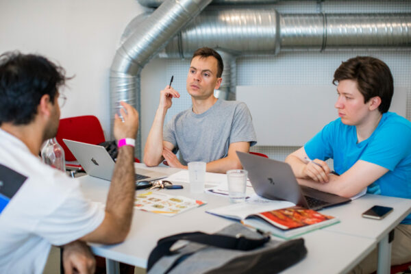 Journée de rencontres avec des professionnels du secteur de l'hôtellerie pour les futurs élèves de l'École des Cuistots Migrateurs. À Montreuil, le 26 juin 2024.