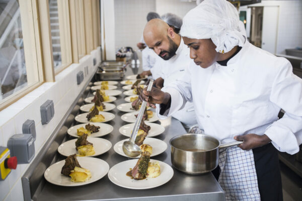 © Corentin Fohlen/ Divergence. Paris, France. 28 mars 2024. L'ecole des Cuistots Migrateurs, a Montreuil.